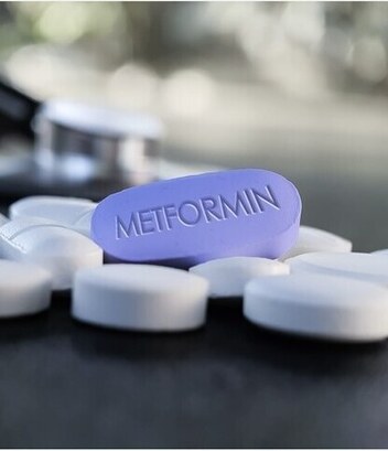 Metformina ul rrezikun e nevojës për zëvendësim të artikulacioneve te diabetikët